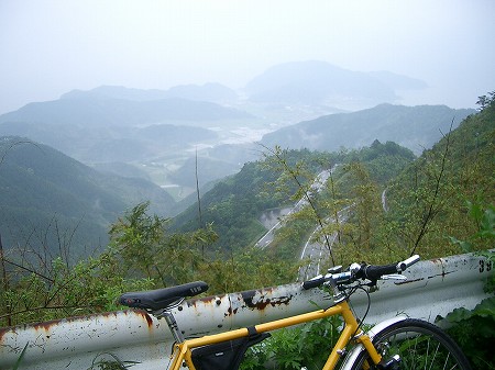 興津峠から峠道と興津の海岸線を見下ろす