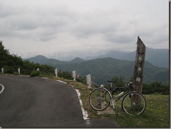 「朴ノ木峠」の道標と飯豊連峰